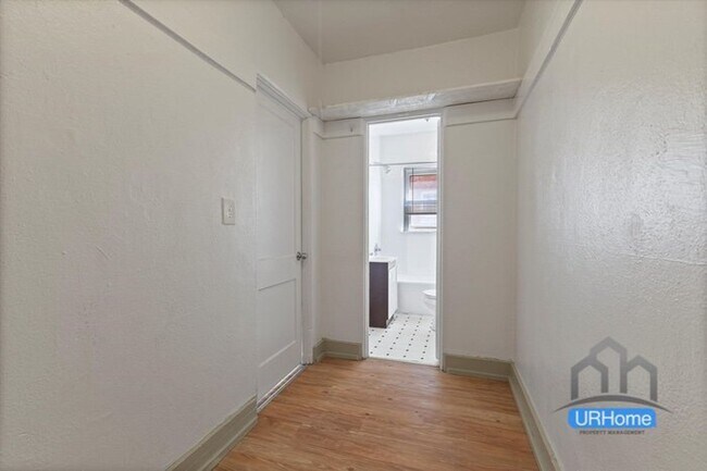 Building Photo - Exceptional Value: Charming Portland Studio ($1,100)