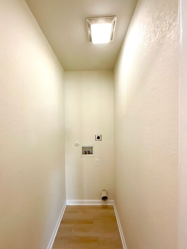 Building Photo - 1611 N Navidad St