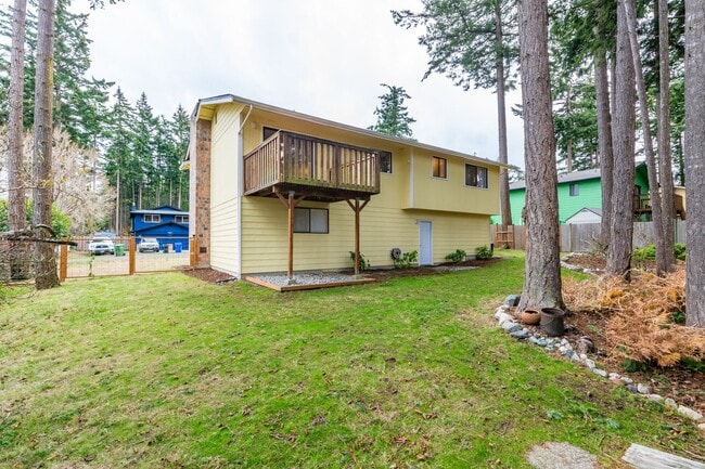 Building Photo - Spacious 4-Bedroom Home with Modern Upgrad...