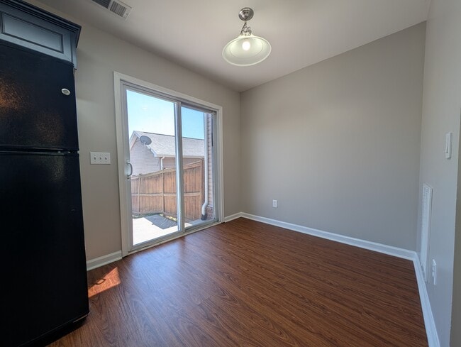 Building Photo - 1438 Riverbrook Dr