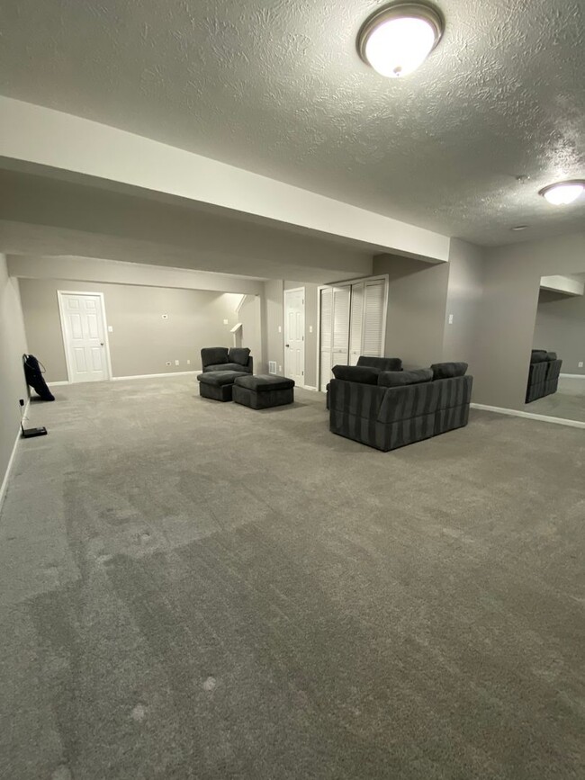 Building Photo - 3 Bedroom, 2 Full + 2 Half Bath Townhome i...