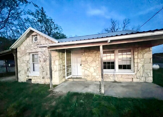 Building Photo - 2 Bedroom one bathroom on Corner Lot