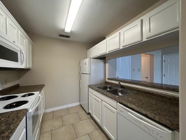 Building Photo - 2720 Camelot Dr