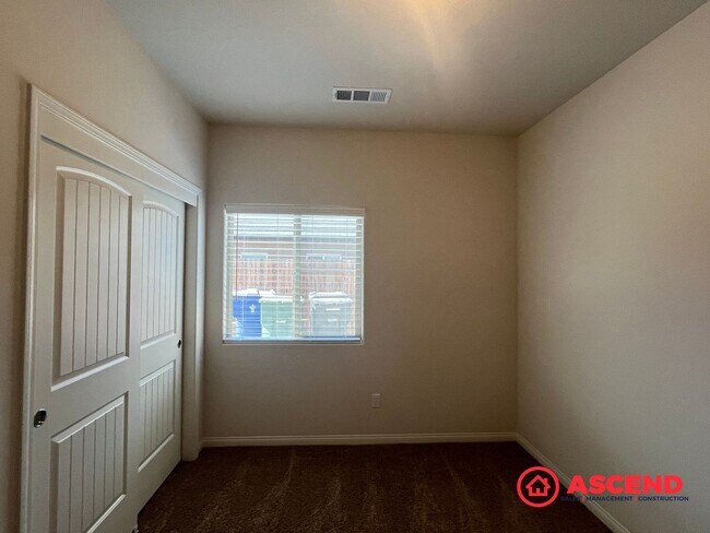 Building Photo - Stunning 4 Bedroom Home In The Southwest!