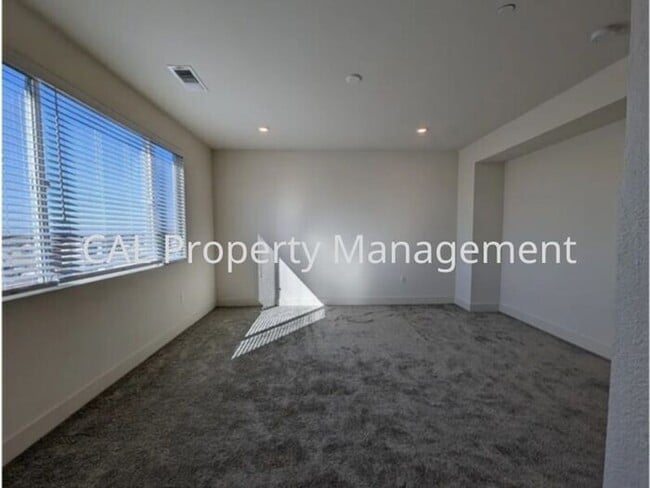 Building Photo - Beautiful 5 Bedroom Home in Hollister