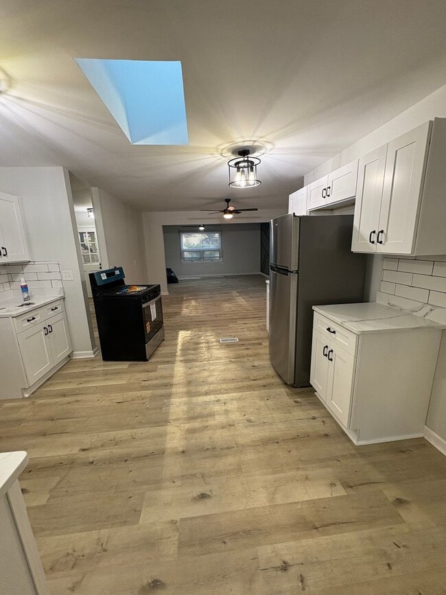 Building Photo - 3 bedroom/ 2 bathroom Newly renovated sing...