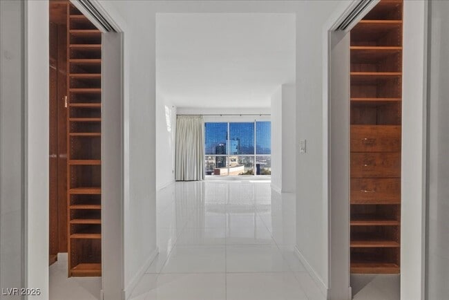 Building Photo - 4525 Dean Martin Dr