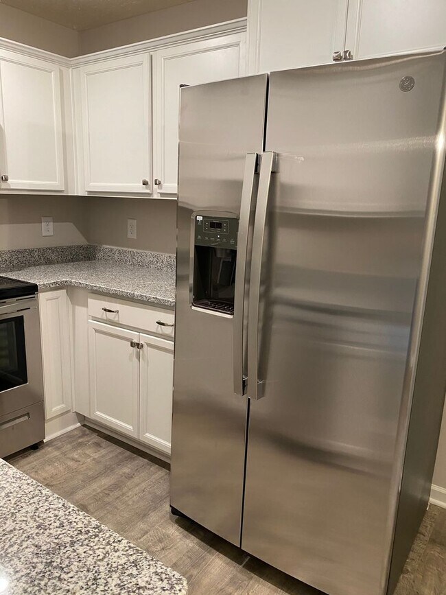 Building Photo - 3 BD 3.5 BA 1 Car Garage Great Location Li...