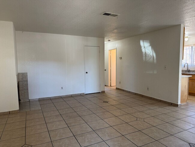 Building Photo - Two Bed, One Bath Triplex with a One Car G...