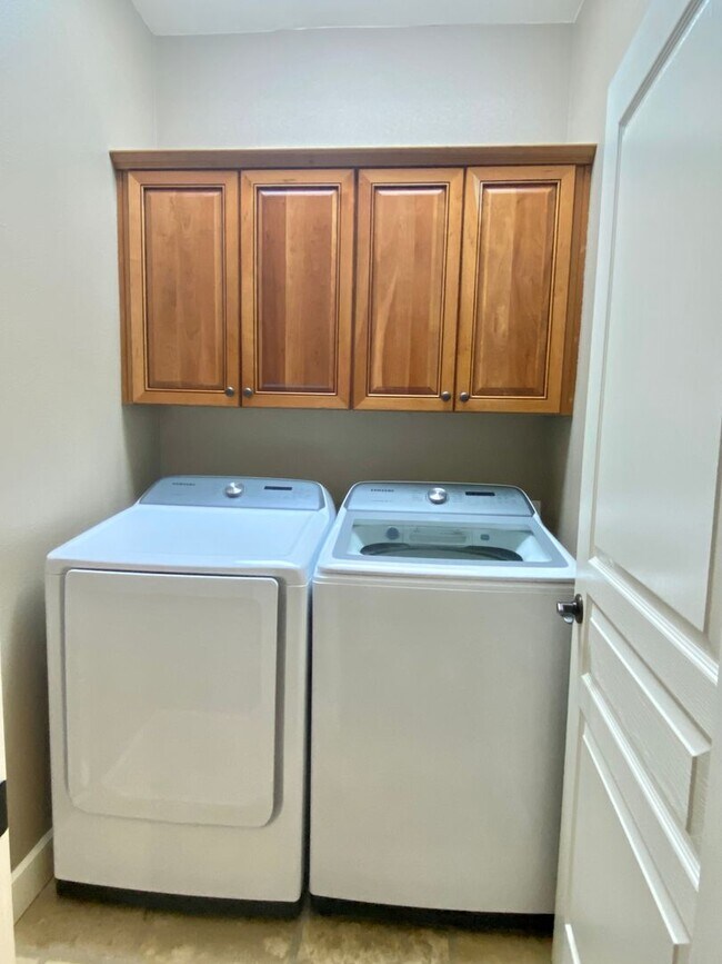 Building Photo - 3BR - 2.5 BA Charming Greenway Home in Lar...