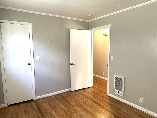 Building Photo - IMMACULATE ONE LEVEL HOME AVAILABLE IN SUR...