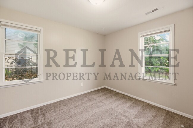 Building Photo - 4421 S Oak Ave