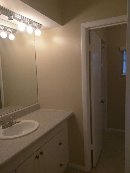 Building Photo - 3346 Camelot Dr