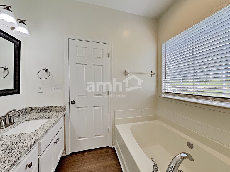 Building Photo - 2425 Coneflower Dr