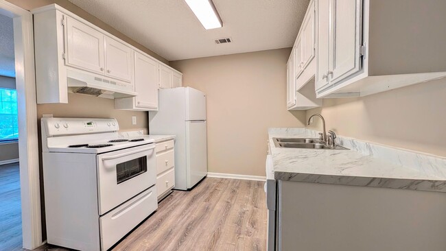 Building Photo - Remodeled and Move-in Ready Condo! | 1 br ...