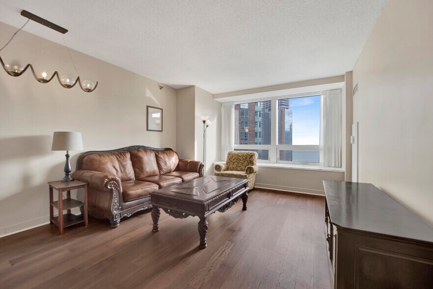 Building Photo - 512 N McClurg Ct