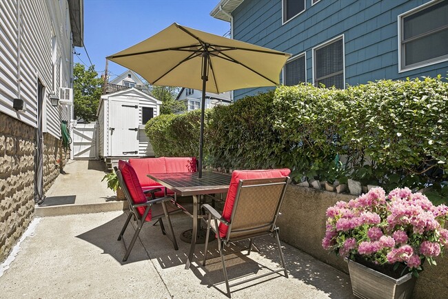 Building Photo - 723-725 Fellsway