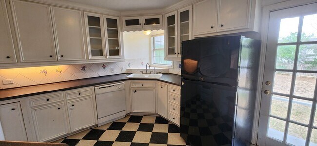 Building Photo - For Rent- Terrell Hills -2bed, 2 bath Home