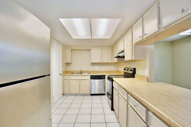 Building Photo - Spacious 2/2 Cozy Condo with a Screened Balcony in the Gated Community of Hawthorne Village - Orl...
