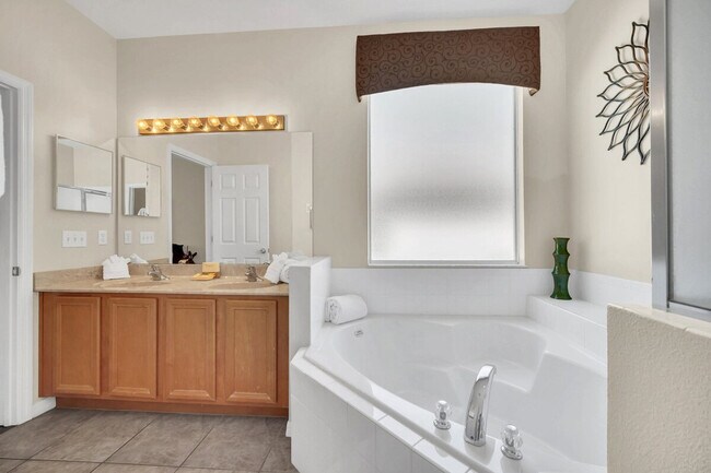 Building Photo - 8538 Sunrise Key Dr