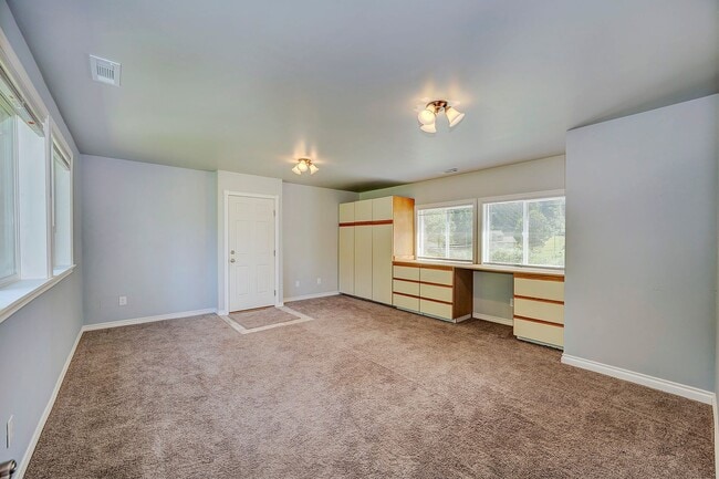 Building Photo - Bothell Rambler