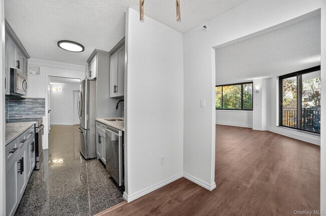 Building Photo - 25 Rockledge Ave