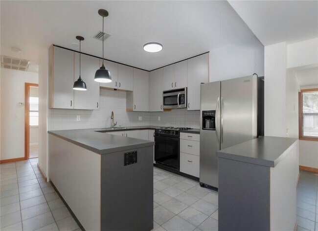 Building Photo - 1420 Alhambra Way S