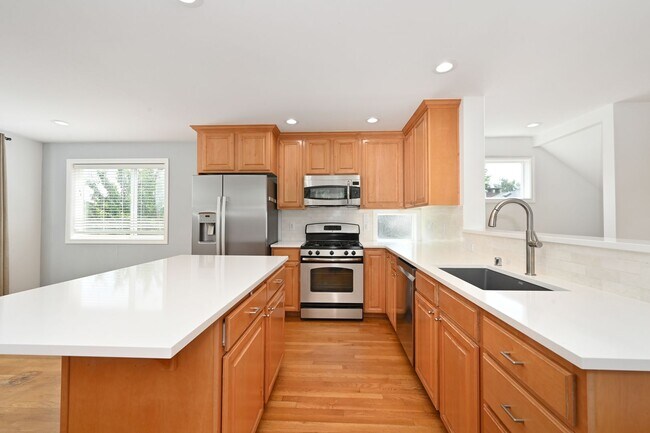 Building Photo - 3-Story Greenlake Home - Private Yard and ...