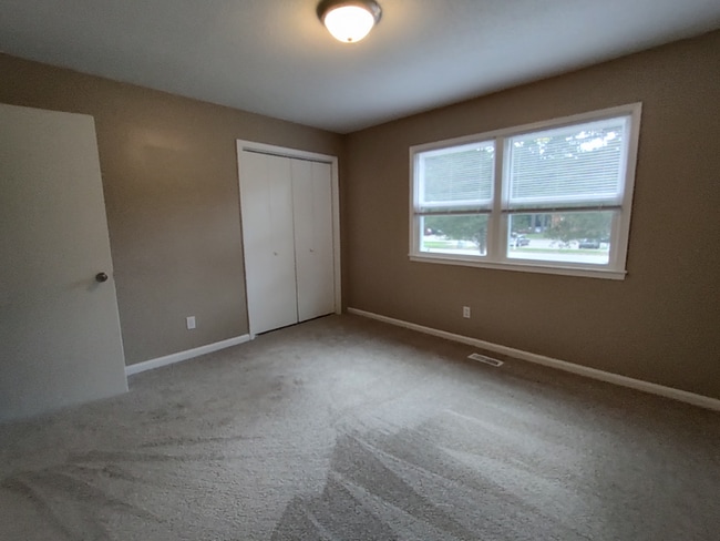 Building Photo - 701 Smithdale Dr