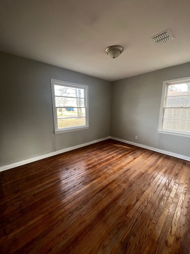 Building Photo - Section 8 Accepted!  MOVE IN Ready!