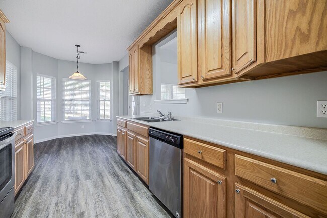 Building Photo - Spacious 3 Bed, 2 Bath Home with Large Bon...