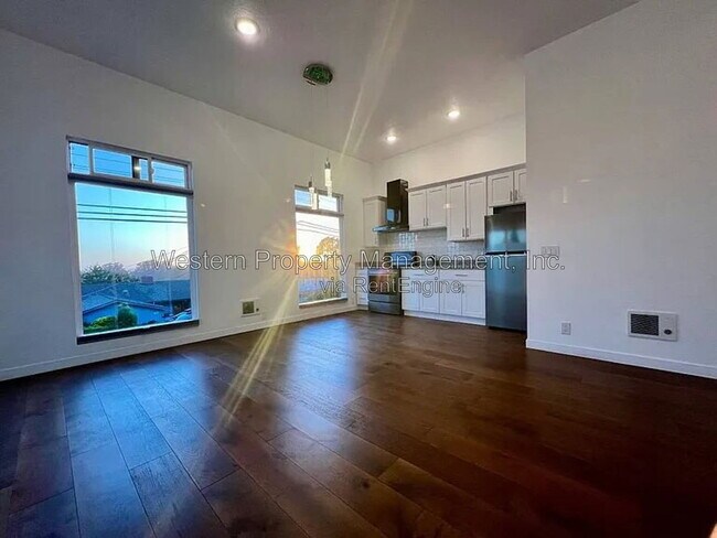 Building Photo - 721B Clubhouse Dr