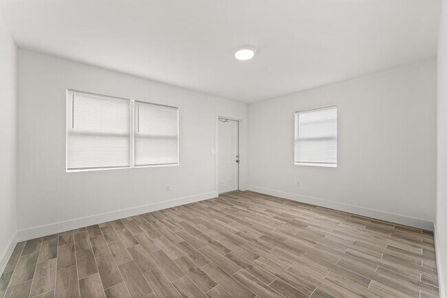Building Photo - 606 S 13th St