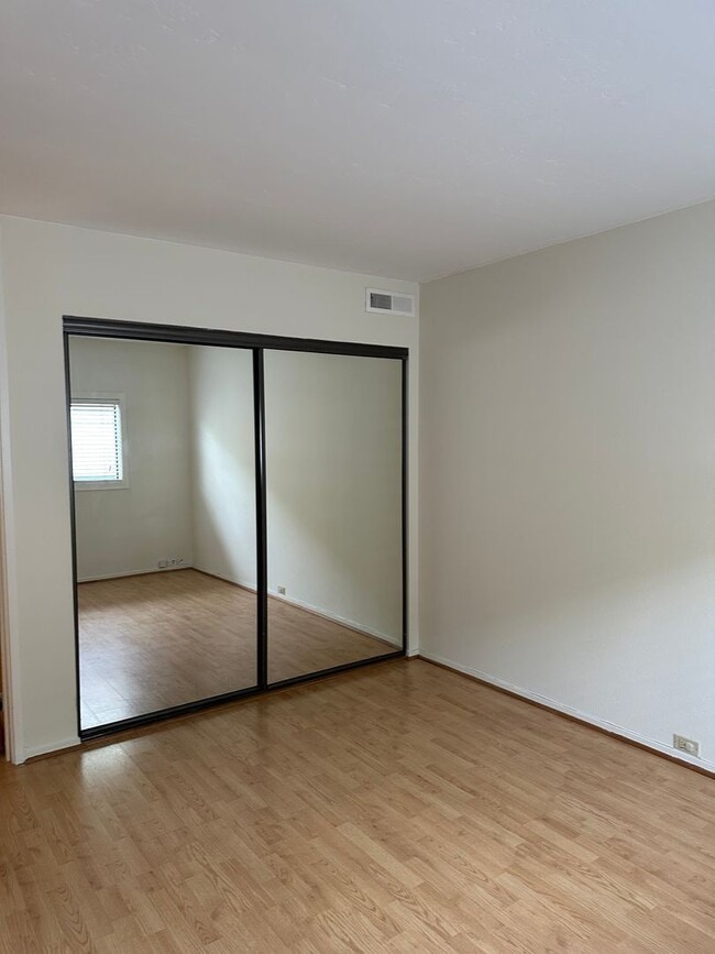 Building Photo - MISSION HILLS 2BR / 2BA CONDO – HALF OFF 1...