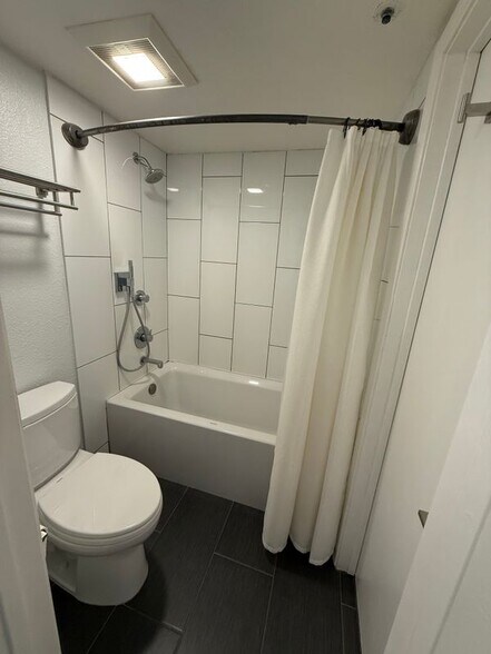 Building Photo - 1025 San Luis Cir