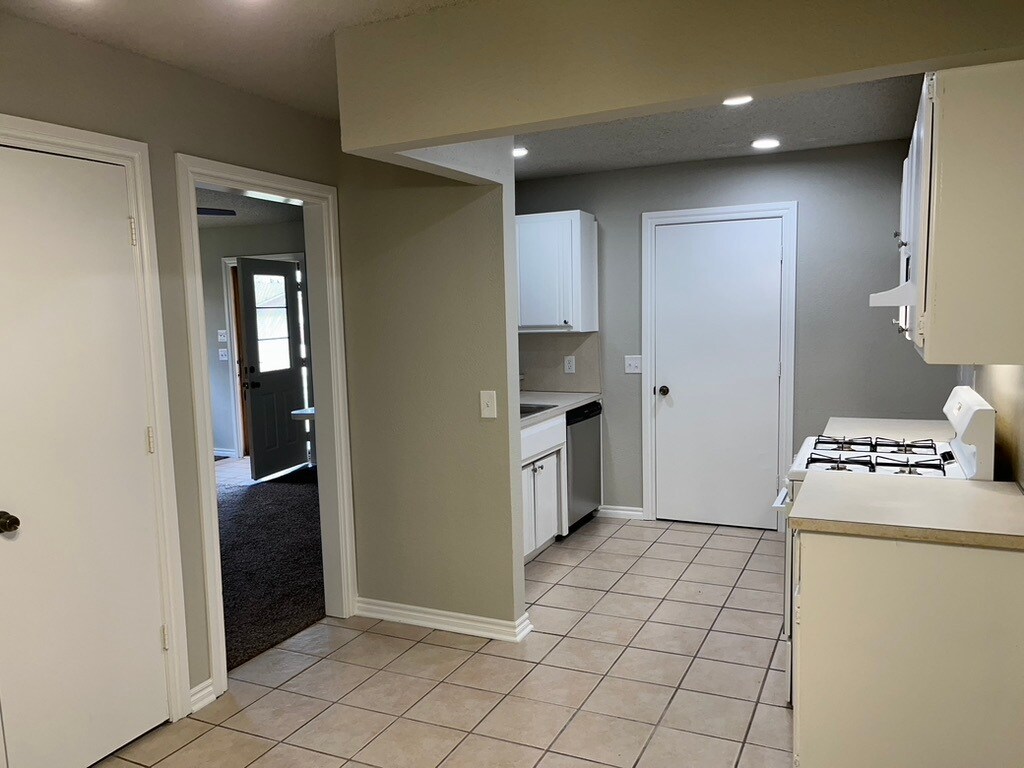 Building Photo - 1207 Sequoyah Cir