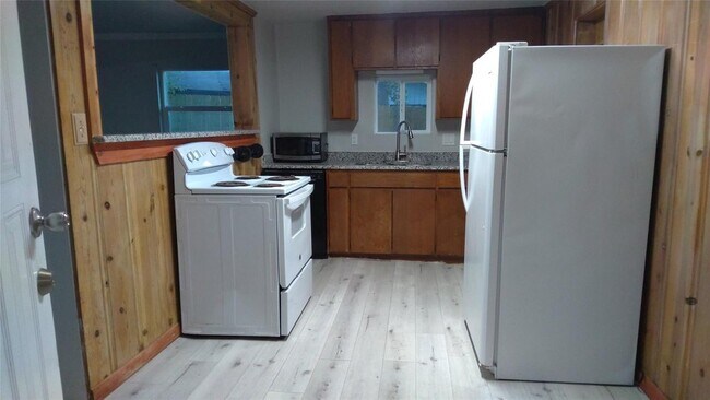 Building Photo - 7366 Meadowbrook Dr
