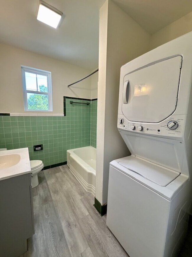 Building Photo - Renovated Three Bedrooms Condo in South Windermere- 6 mins from MUSC!