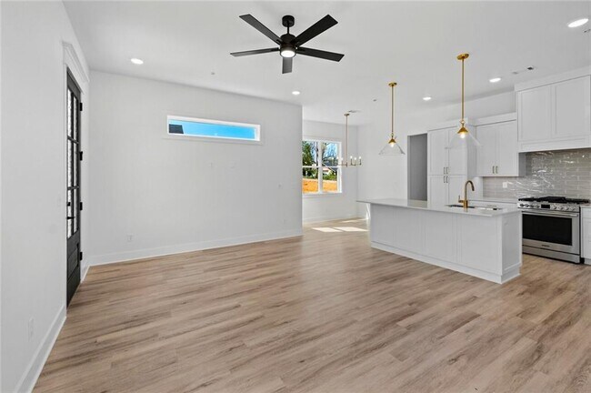 Building Photo - 2308 S 31st Pl
