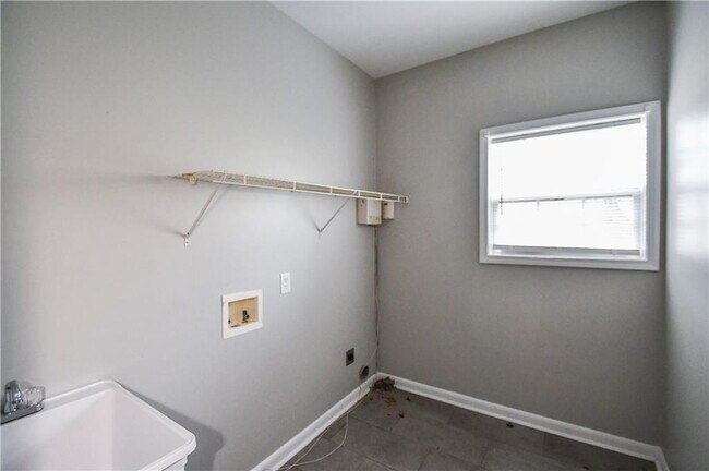 Building Photo - 3338 Sims St