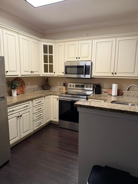 Building Photo - 130 River Landing Dr