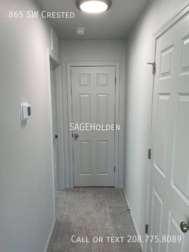Building Photo - 865 SW Crested-