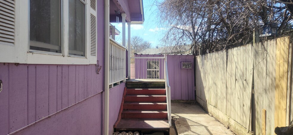 Outside - 605 E Applegate Dr