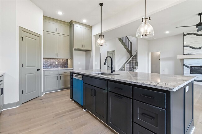 Building Photo - 980 Trestle Ln