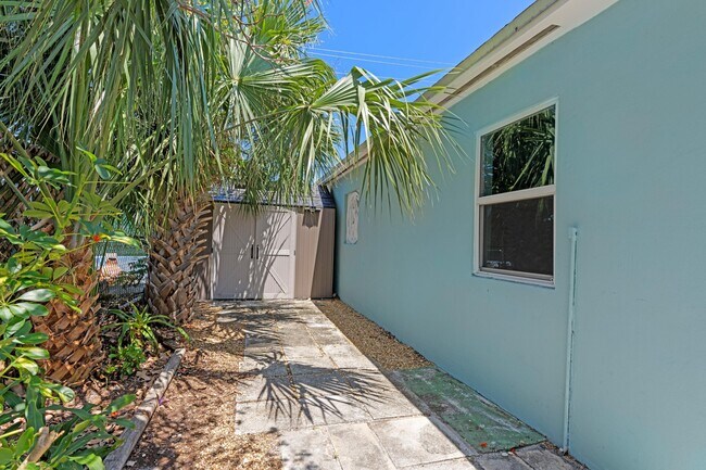 Building Photo - 1120 N Palmway