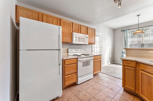 Building Photo - Ground Floor! No Stairs! 2Bed / 2 Bath Condo in Englewood!