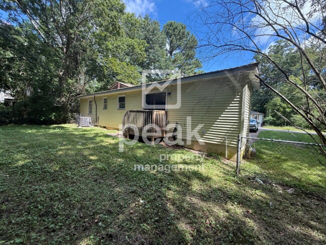 Building Photo - $1,275! 3Bed/ 1.5 Bath House! Located just...