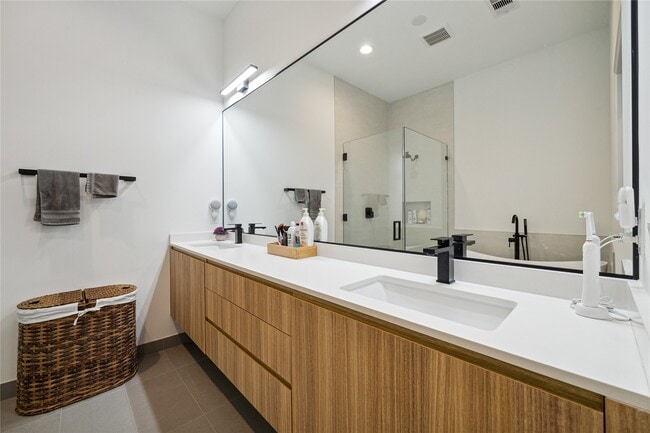 Building Photo - 711 Memorial Heights Dr