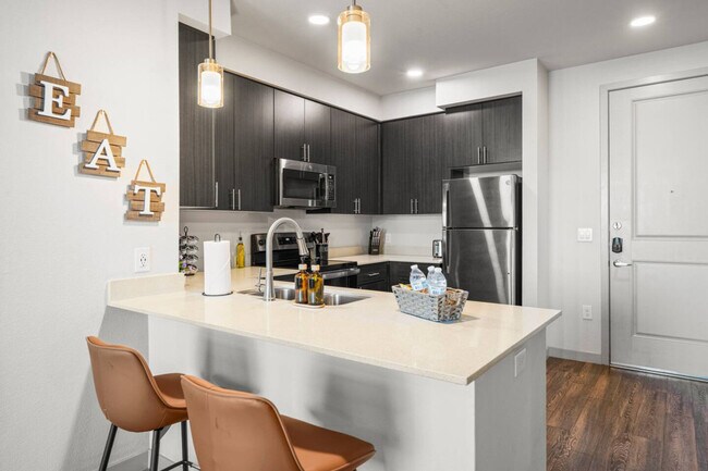 Building Photo - 711 W Broadway Rd