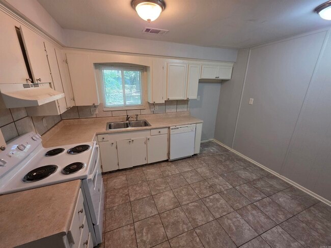 Building Photo - 6605 Poppy Rd